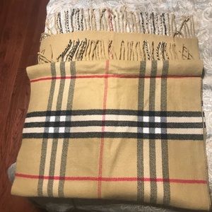 Burberry scarf with pockets (reversible)
